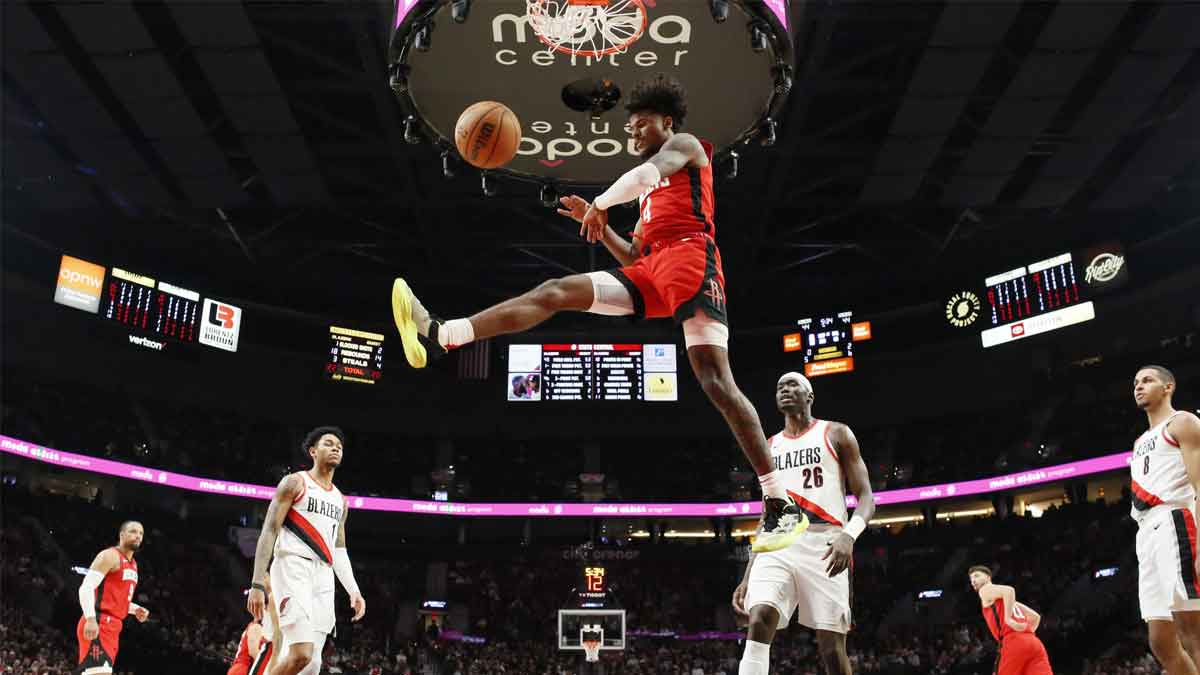 Houston Rockets shooting guard Jalen Green (4) dunks the ball during the first half against the Portland Trail Blazers at Moda Center
