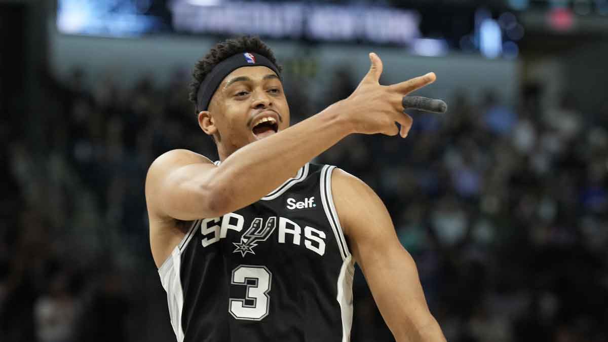 San Antonio Spurs forward Keldon Johnson (3) reacts during the second half against the New York Knicks at Frost Bank Center.