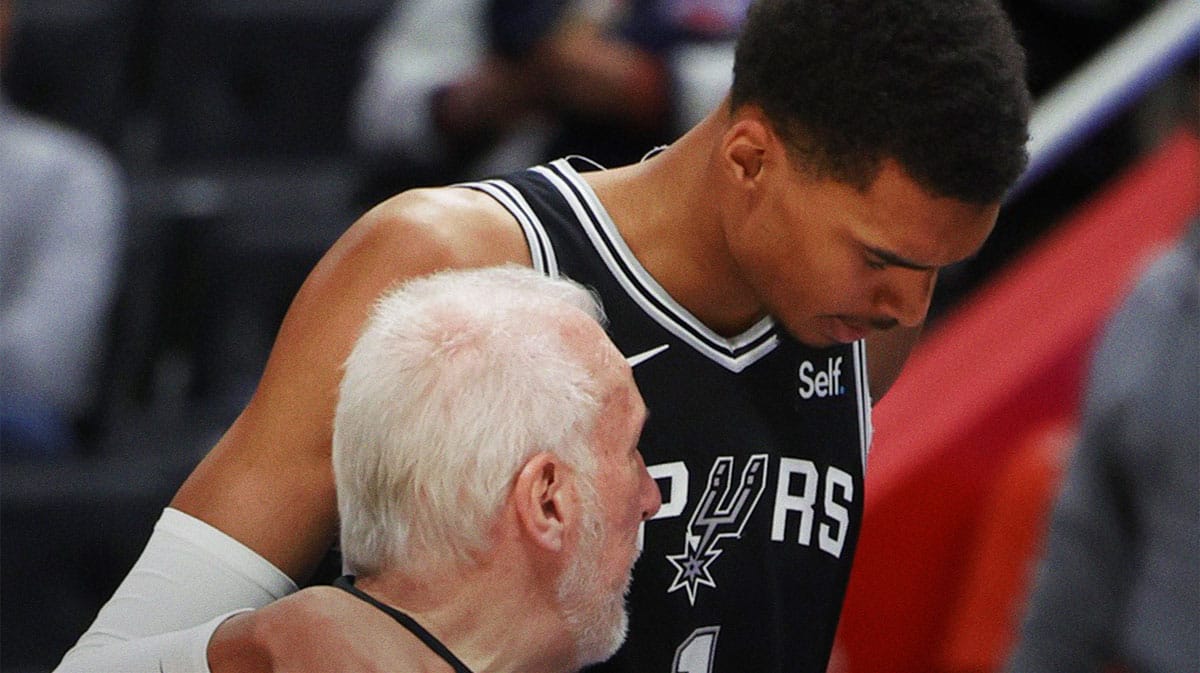 San Antonio Spurs head coach Gregg Popovich talks to center Victor Wembanyama (1) in the second half against the Detroit Pistons at Little Caesars Arena. 