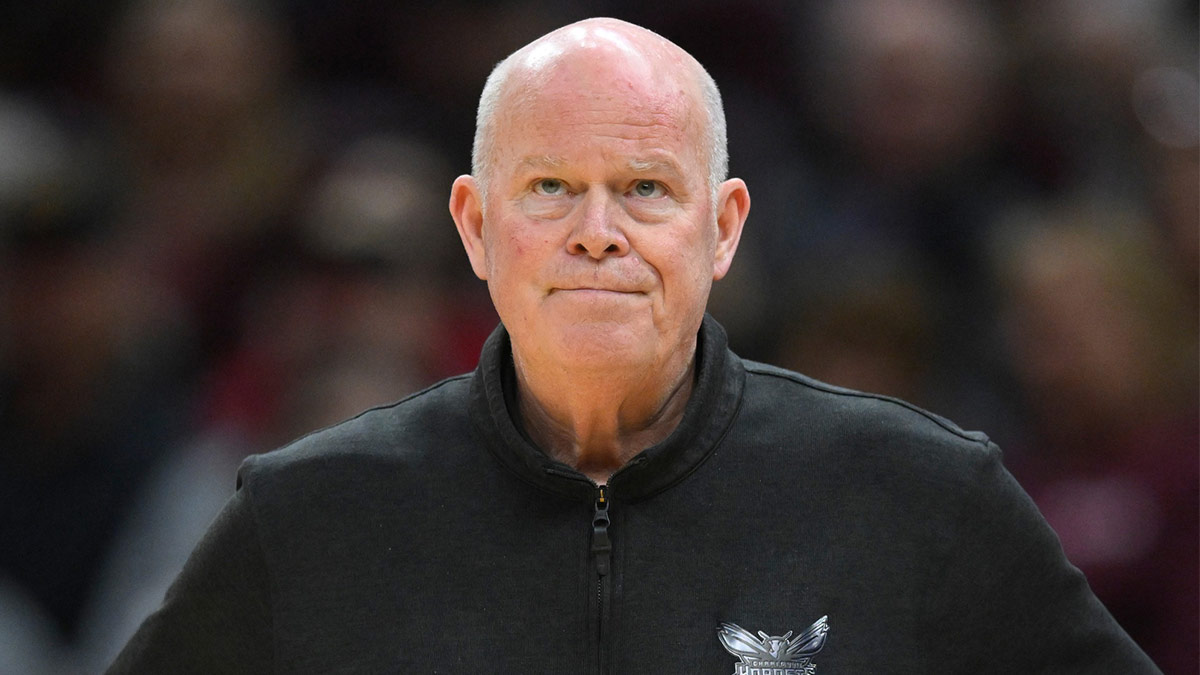 Hornets' Steve Clifford looks at crowd