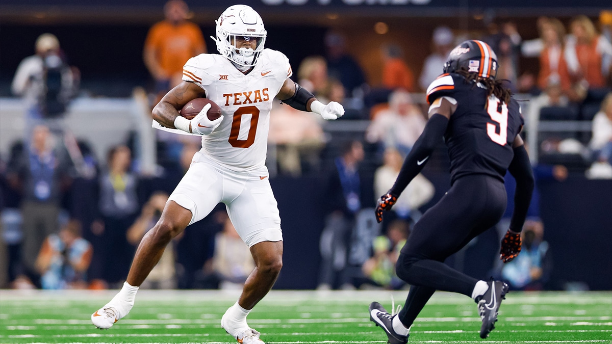 Texas Longhorns tight end Ja'Tavion Sanders (0) makes a catch against Oklahoma State Cowboys safety Trey Rucker (9) during the fourth quarter at AT&T Stadium. 
