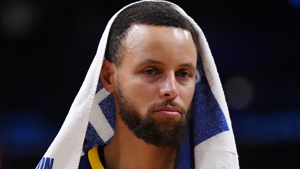 Golden State Warriors guard Stephen Curry reacts in the second half against the Los Angeles Lakers at Crypto.com Arena