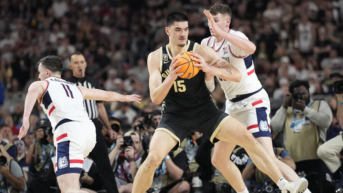 Purdue Boilermakers center Zach Edey (15) is guarded by Connecticut Huskies center Donovan Clingan (32) during the Men's NCAA national championship game at State Farm Stadium in Glendale on April 8, 2024.