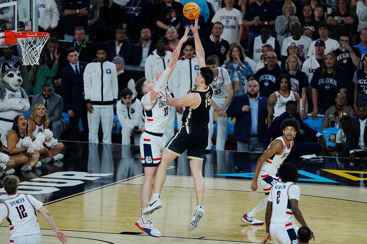 Purdue Boilermakers center Zach Edey (15) shoots against Connecticut Huskies center Donovan Clingan (32) in the first half in the national championship game of the Final Four of the 2024 NCAA Tournament