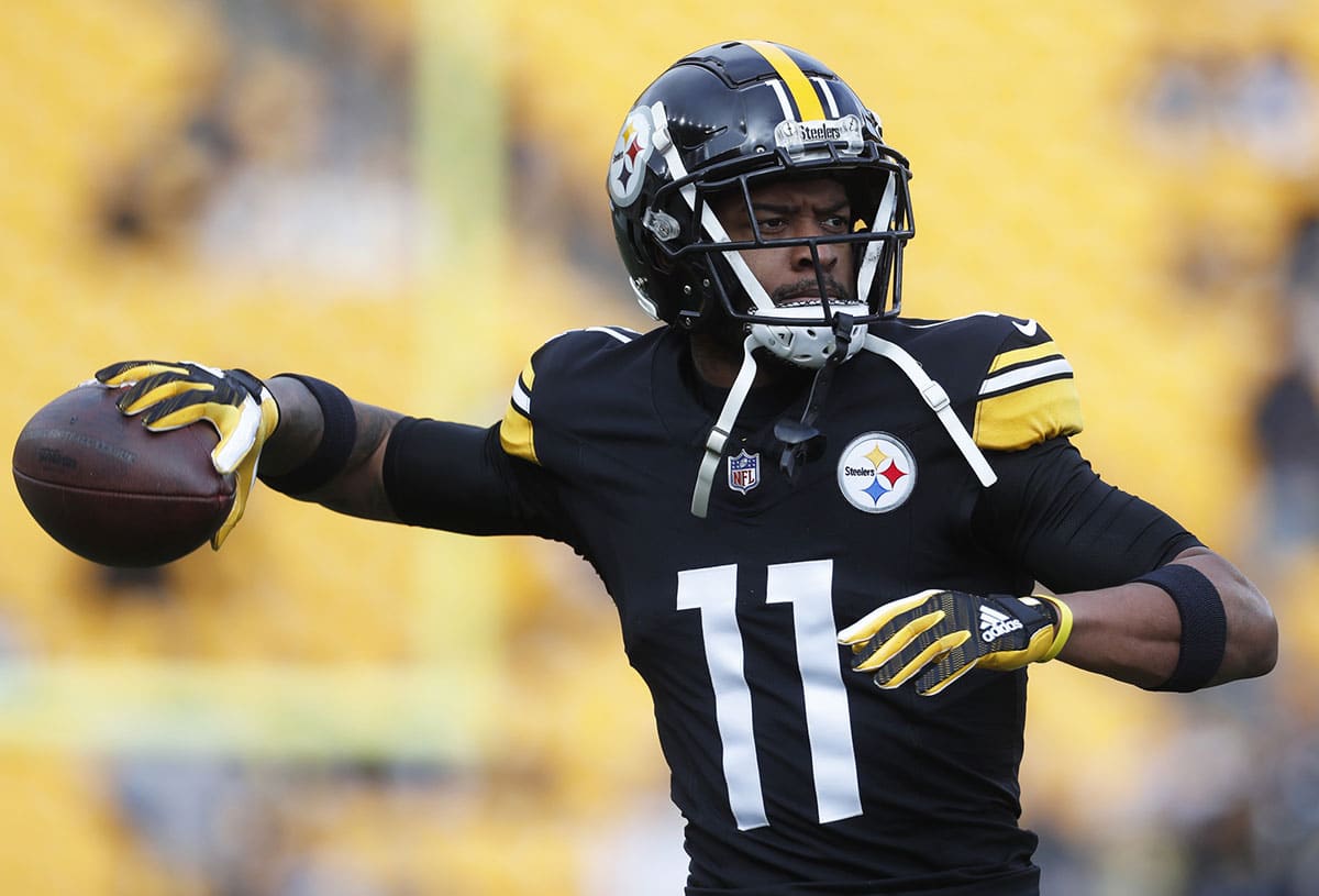 Pittsburgh Steelers wide receiver Allen Robinson II (11) warms up before the game against the Arizona Cardinals at Acrisure Stadium.