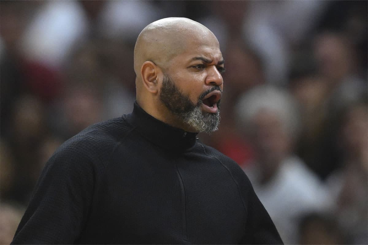 克利夫蘭騎士隊主教練J.B. Bickerstaff在2024年NBA季後賽第二輪第四場比賽中對抗波士頓塞爾蒂克斯時，他在羅傑摩根特體育場的二等場次