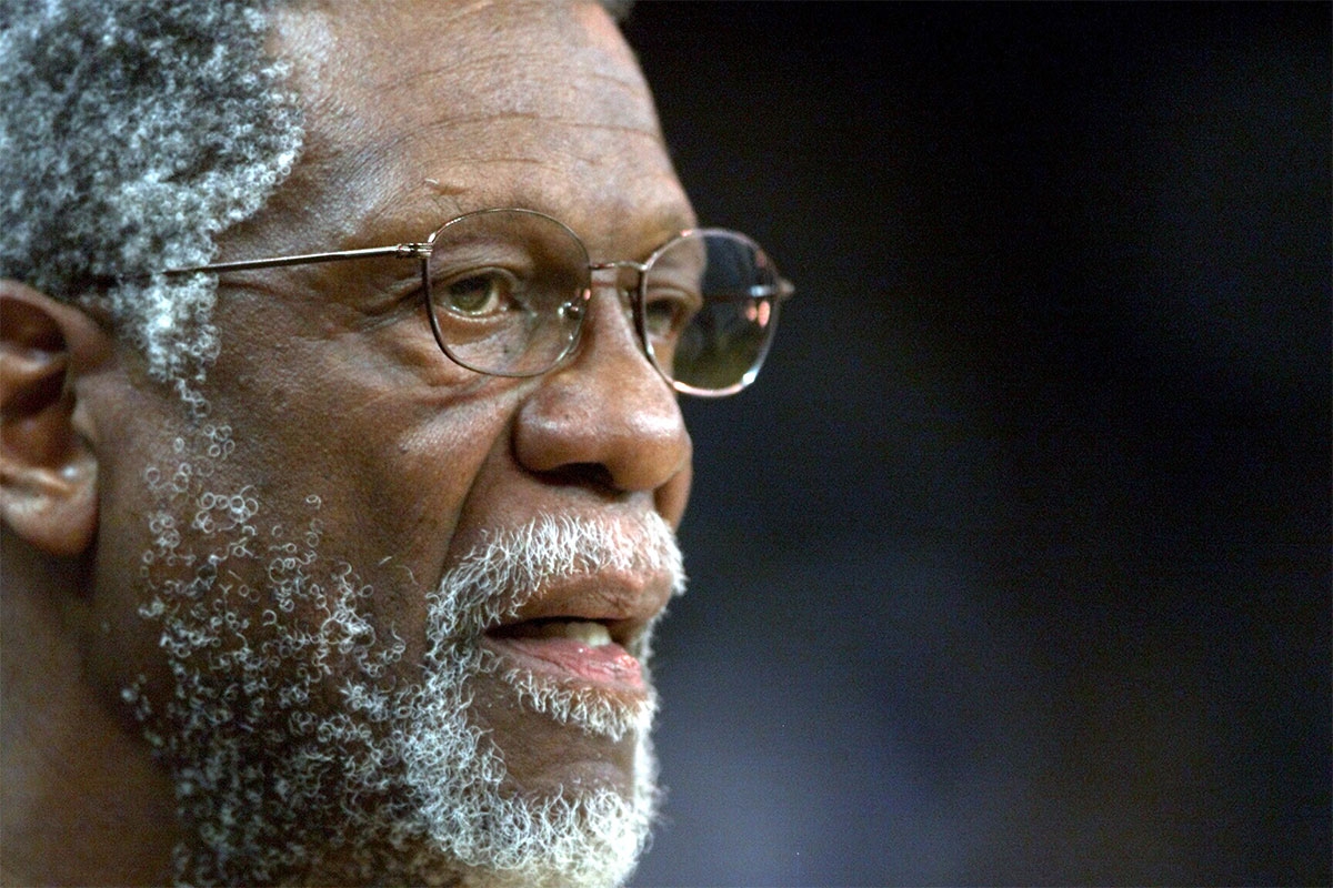 El ex jugador de la NBA Bill Russell al margen durante el Juego de Novatos de la NBA.