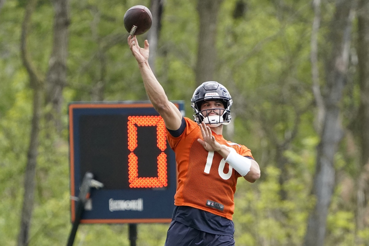 Chicago Bears quarterback Caleb Williams throws the ball during Chicago Bears rookie minicamp at Halas Hall.