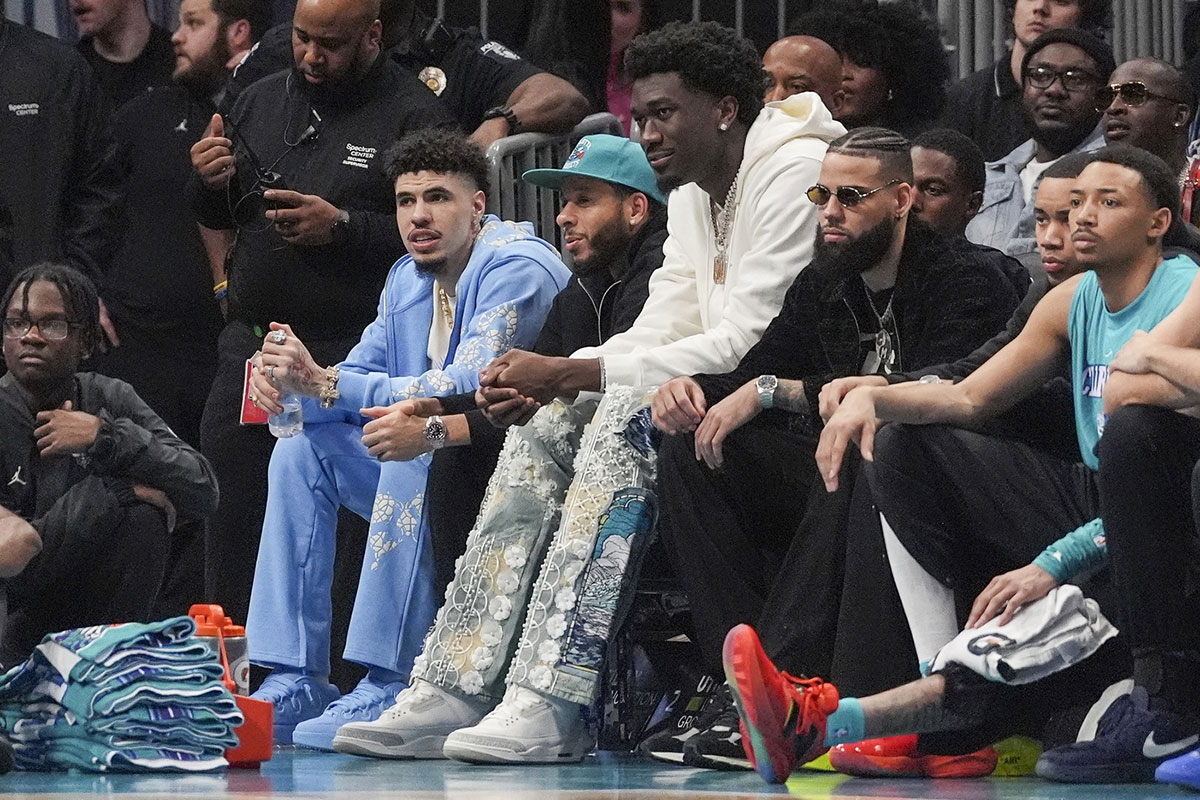 Charlotte Hornets guard LaMelo Ball (1), guard Seth Curry (30) and center Mark Williams (5) on the bench during the first quarter against the Phoenix Suns at Spectrum Center. 