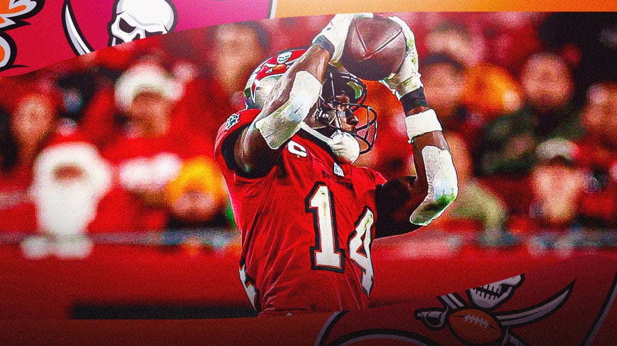 Photo: Chris Godwin catching a pass in Buccaneers jersey