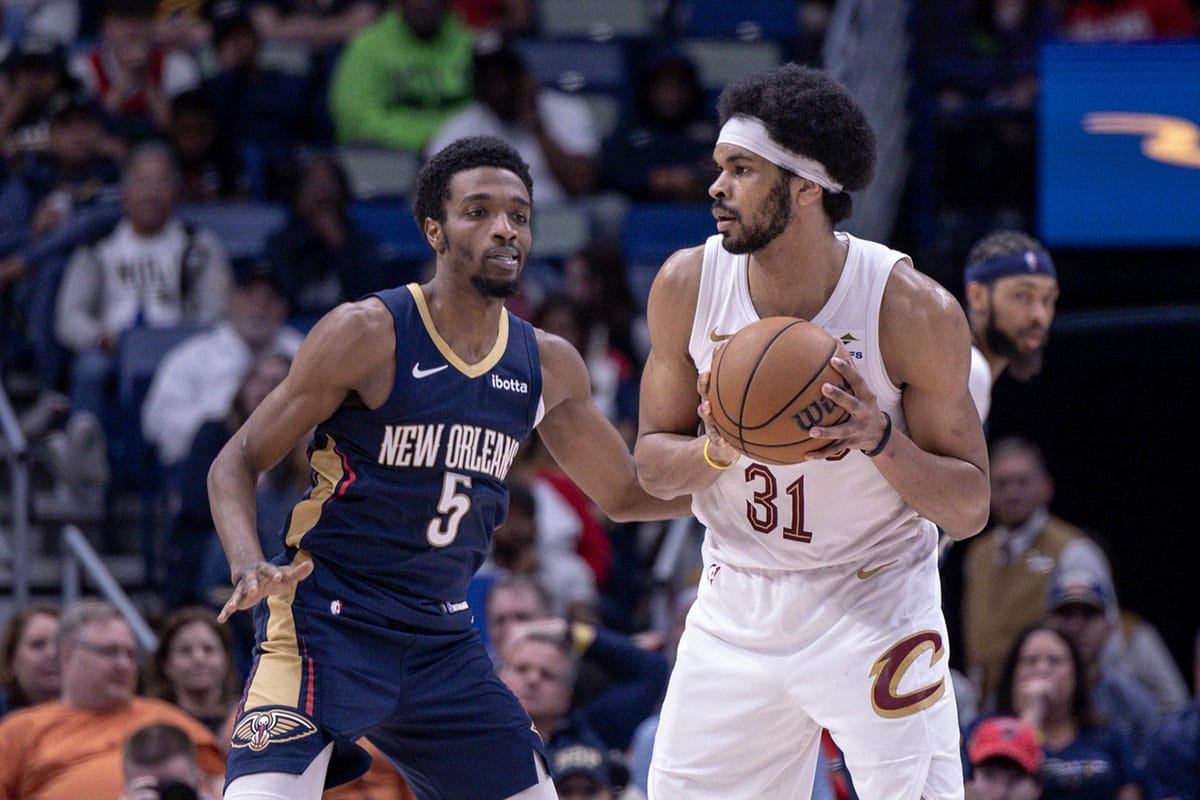 Cleveland Cavaliers center Jarrett Allen (31) looks to pass the ball against New Orleans Pelicans forward Herbert Jones (5) during the second half at Smoothie King Center. 