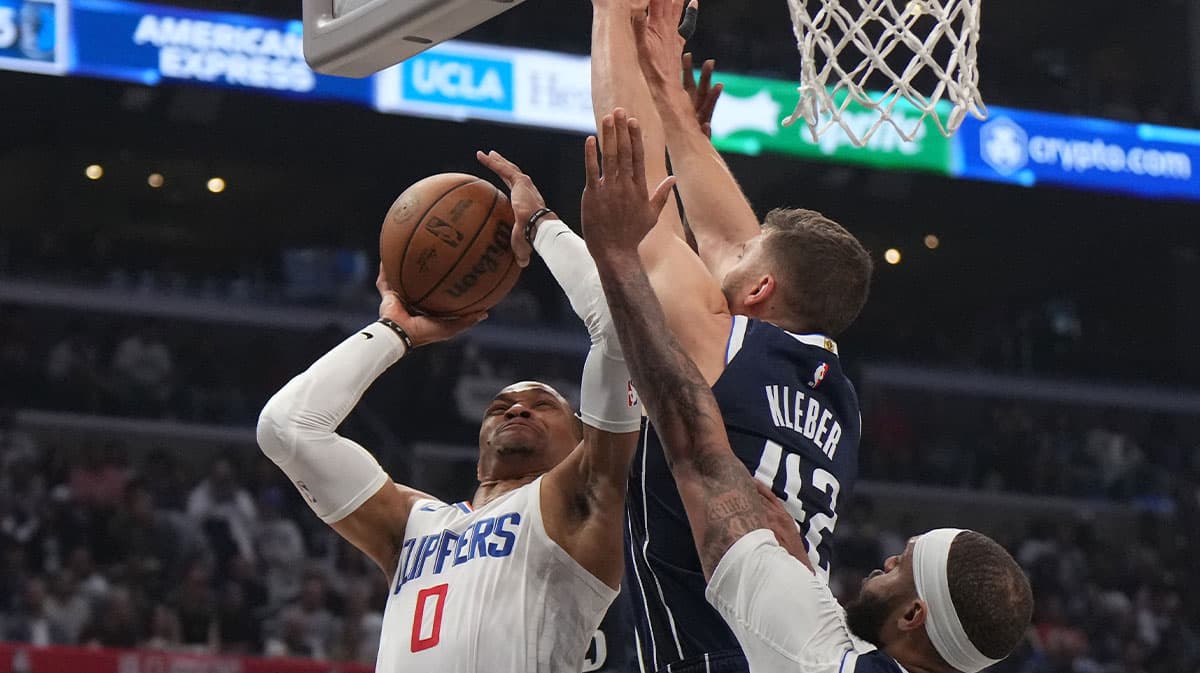 Clippers guard Russell Westbrook (0) shoots the ball against Dallas Mavericks