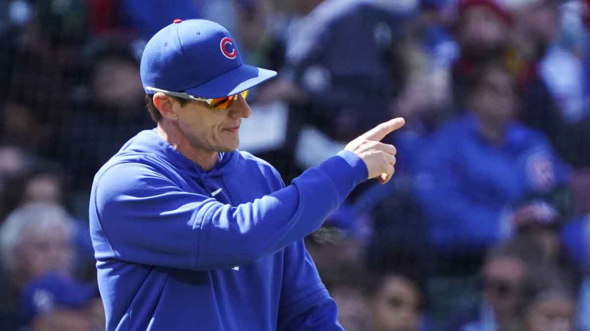 Chicago Cubs manager Craig Counsell (30) makes a pitching change