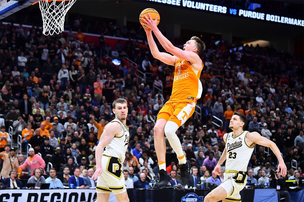 Tennessee guard Dalton Knecht (3) scores on the transition in the second half of the NCAA Tournament Elite Eight college basketball game against Purdue at Little Caesars Arena in Detroit, MI