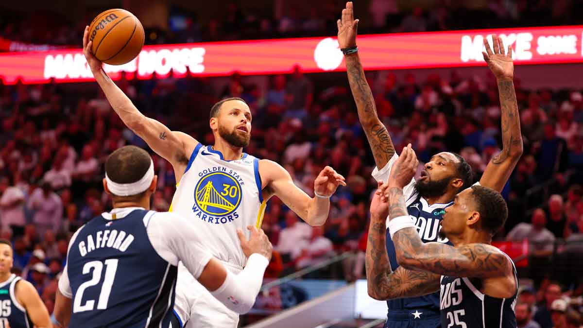 Golden State Warriors guard Stephen Curry (30) shoots over Dallas Mavericks forward Derrick Jones Jr. (55) and Dallas Mavericks forward P.J. Washington (25) during the second half at American Airlines Center.