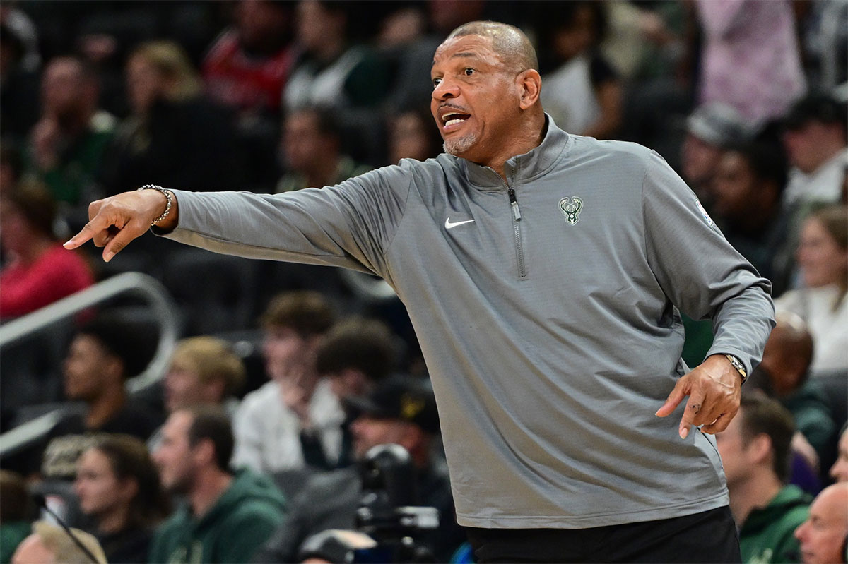 El entrenador en jefe de los Milwaukee Bucks, Doc Rivers, ordena una jugada en el cuarto cuarto contra los Chicago Bulls en el Fiserv Forum.