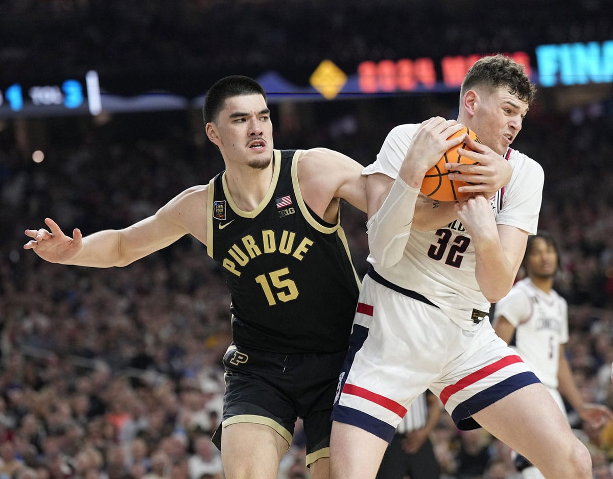 2024 NBA Draft prospects Donovan Clingan and Zach Edey during the National Championship Game