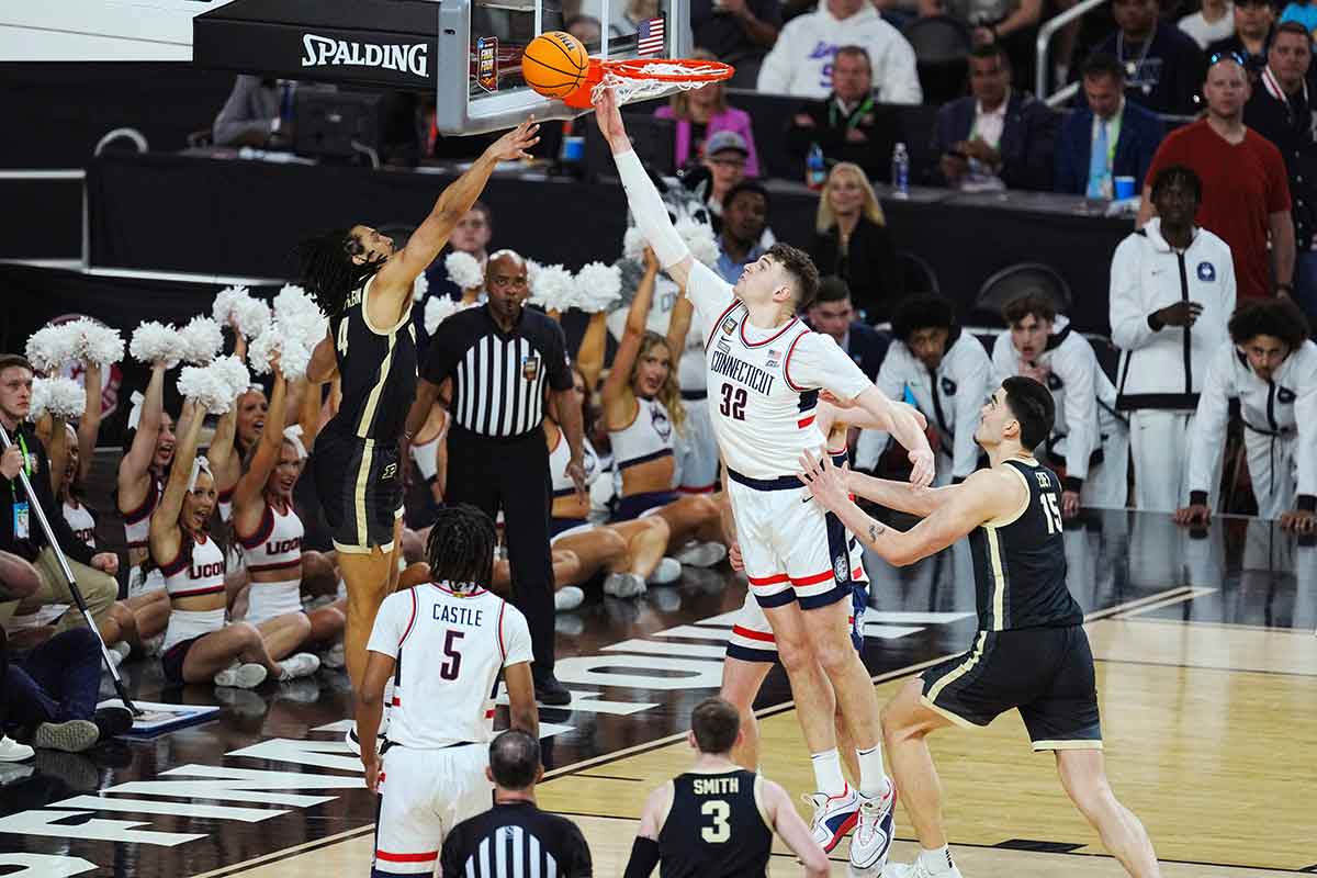 Connecticut Huskies center Donovan Clingan (32) blocks Purdue Boilermakers forward Trey Kaufman-Renn (4) in the first half in the national championship game of the Final Four of the 2024 NCAA Tournament at State Farm Stadium 