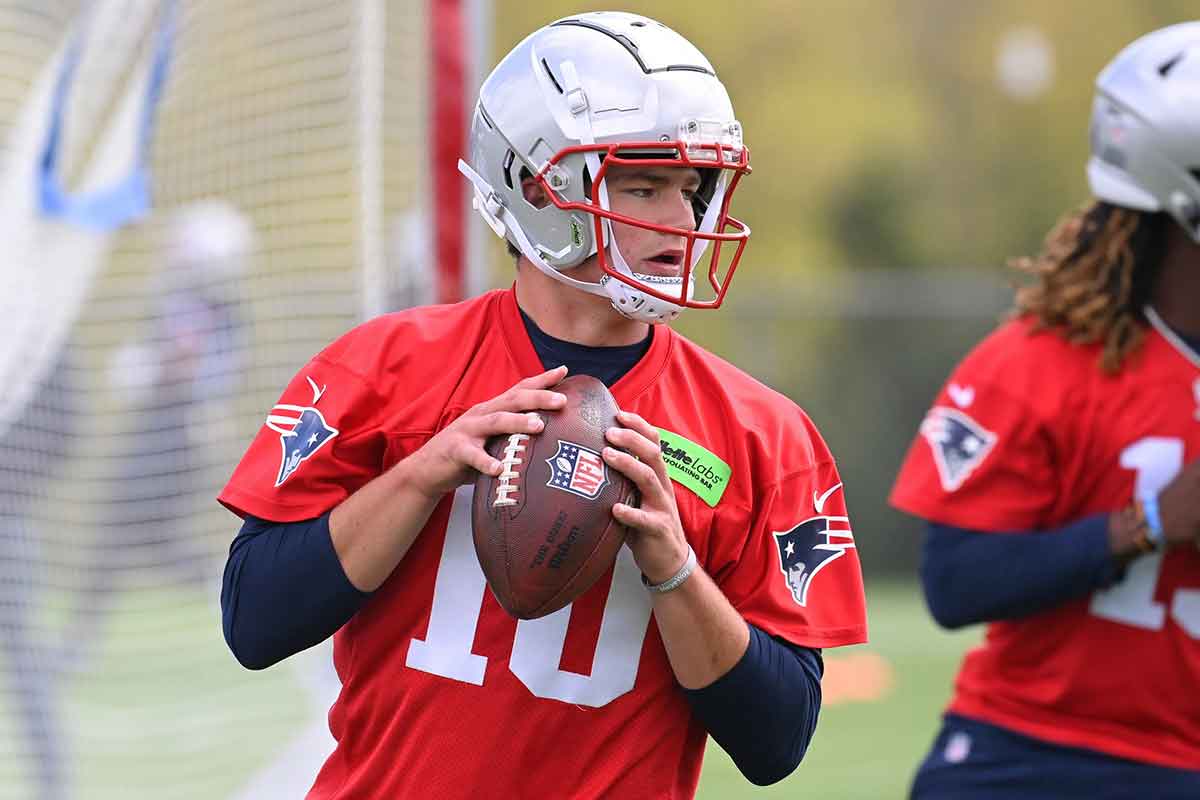 New England Patriots quarterback Drake Maye (10) works out at at the New England Patriots rookie camp