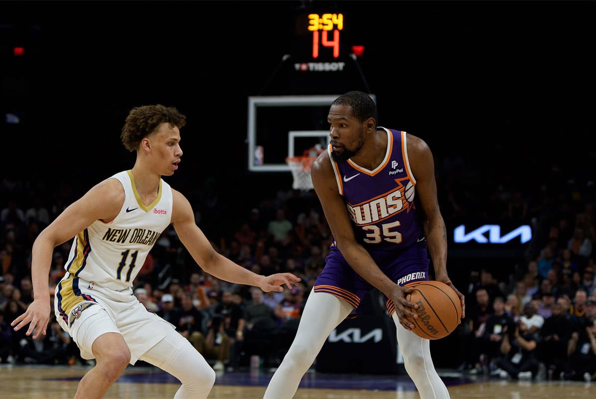 Phoenix Suns forward Kevin Durant (35) matches up against New Orleans Pelicans guard Dyson Daniels (11) during the second half at Footprint Center. 