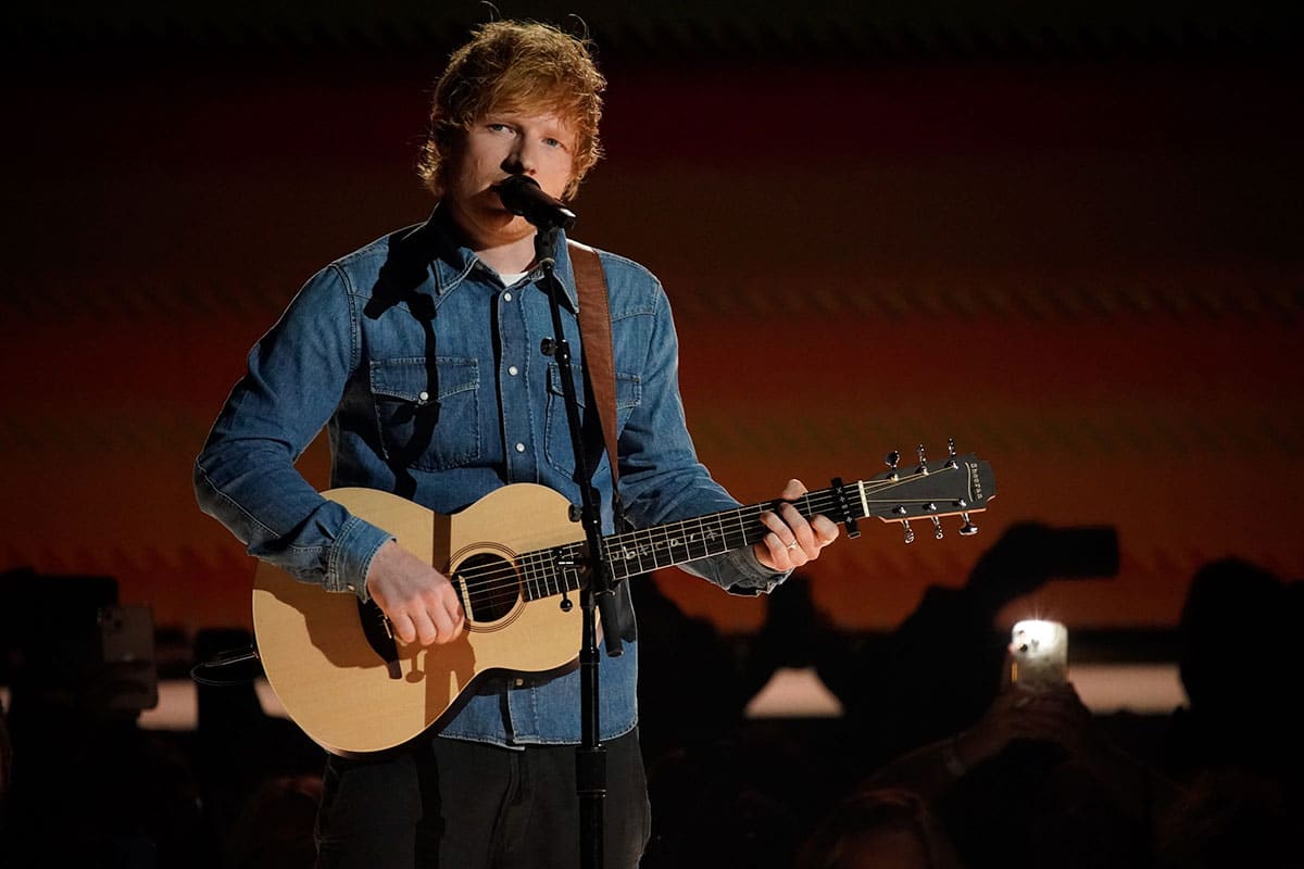 Ed Sheeran actuando en los Premios ACM 2023. 