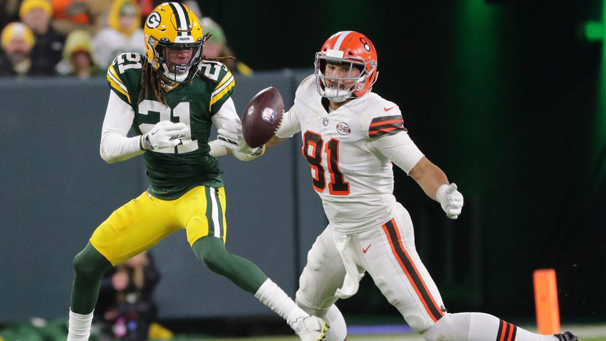 Green Bay Packers cornerback Eric Stokes (21) nearly intercepts a pass intended for Cleveland Browns tight end Austin Hooper (81) during the fourth quarter of their game on December 25, 2021 at Lambeau Field in Green Bay, Wis.