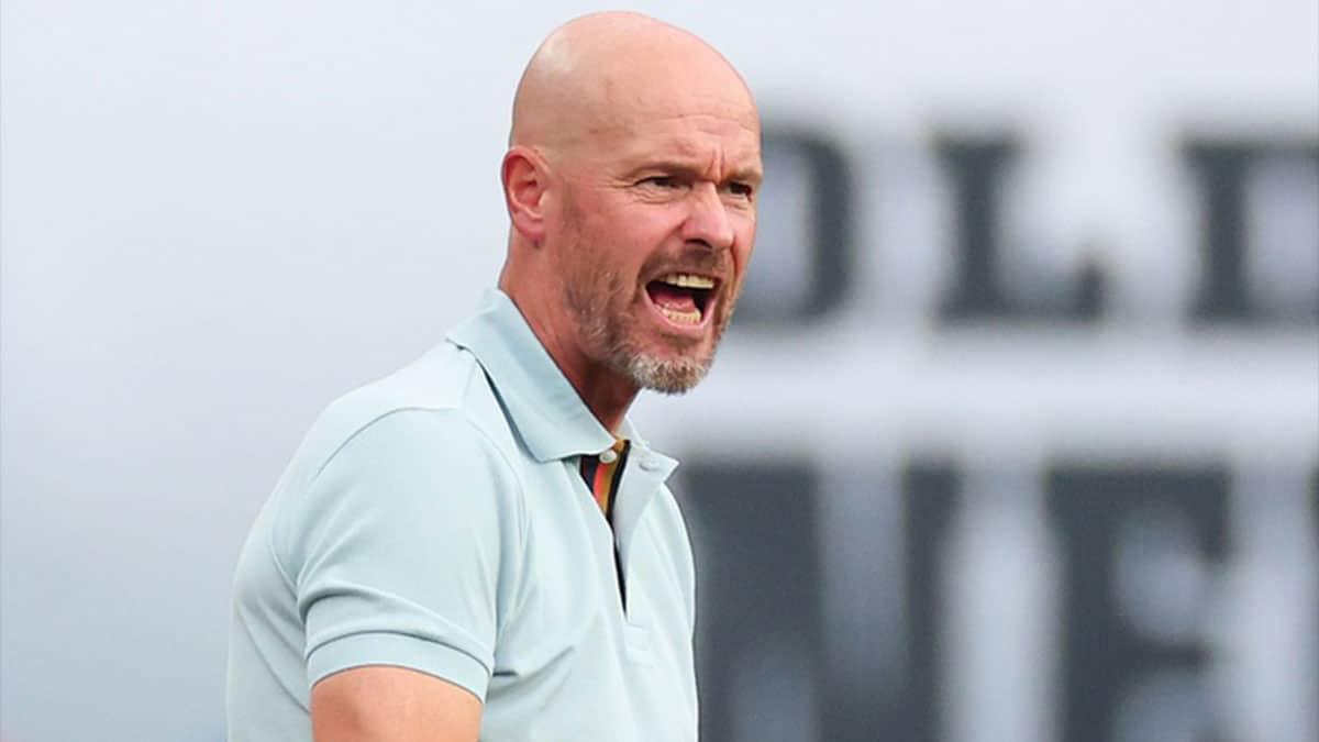 Manchester United head coach Erik ten Hag reacts during the second half against Arsenal at MetLife Stadium. 