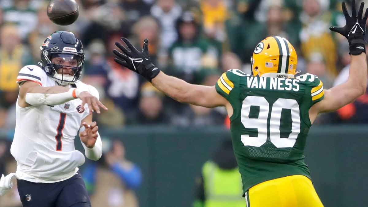 Lukas Van Ness vs. Justin Fields.