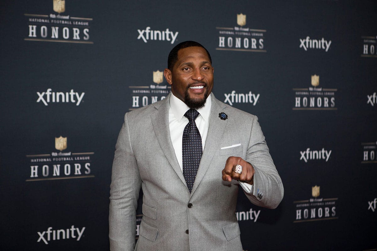 Former Baltimore Ravens linebacker Ray Lewis shows his ring and poses for photos at the 4th Annual NFL Honors January 31, 2015 in Phoenix, Arizona. 