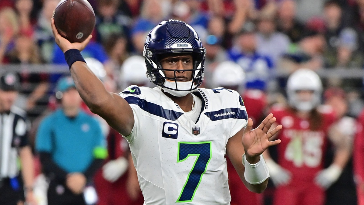 Seattle Seahawks quarterback Geno Smith (7) throws in the second half against the Arizona Cardinals at State Farm Stadium.