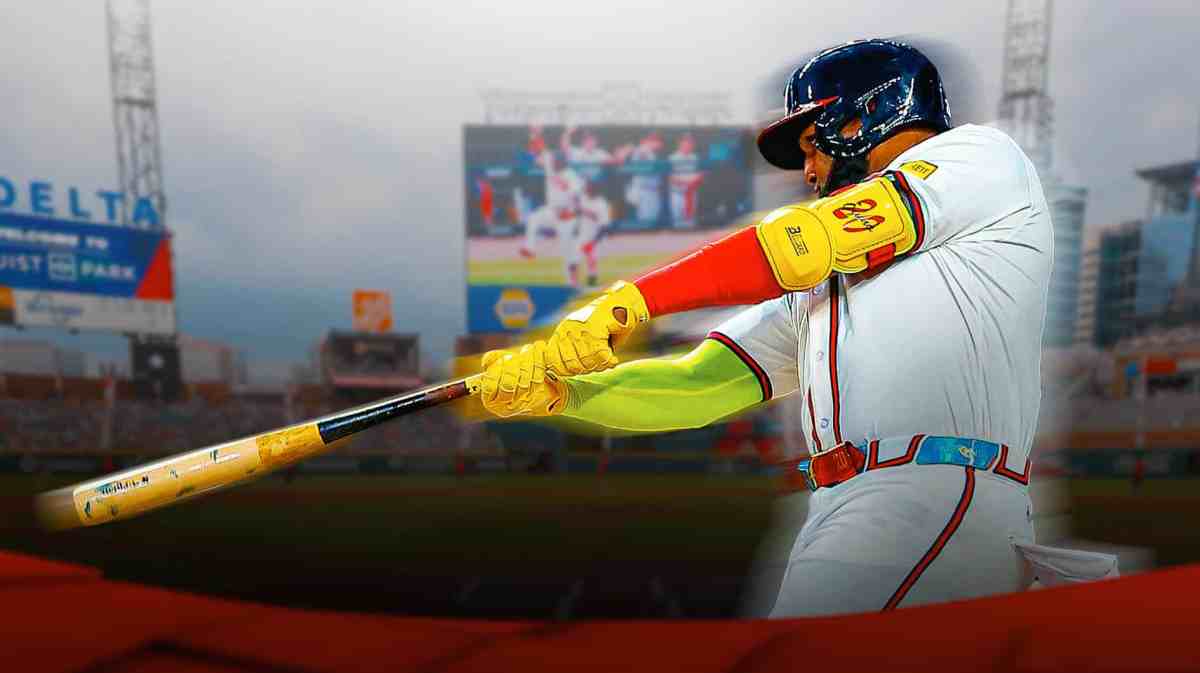 Braves' Marcell Ozuna swinging bat.