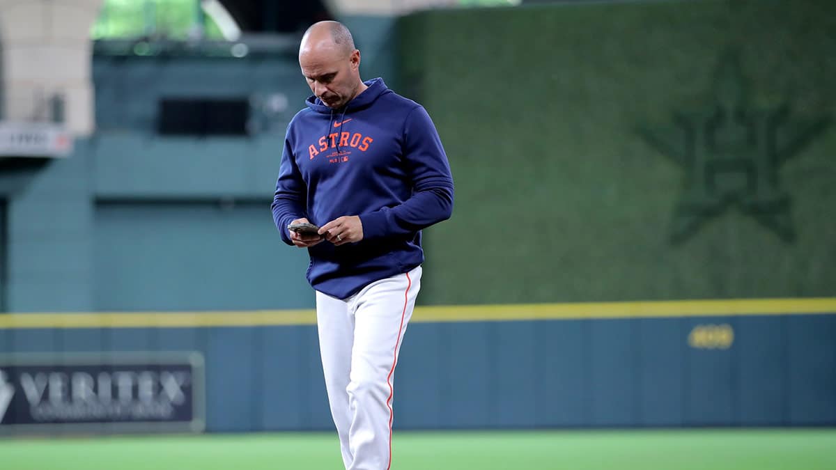  Houston Astros manager Joe Espada (19) prior to the game against the Cleveland Guardians at Minute Maid Park.