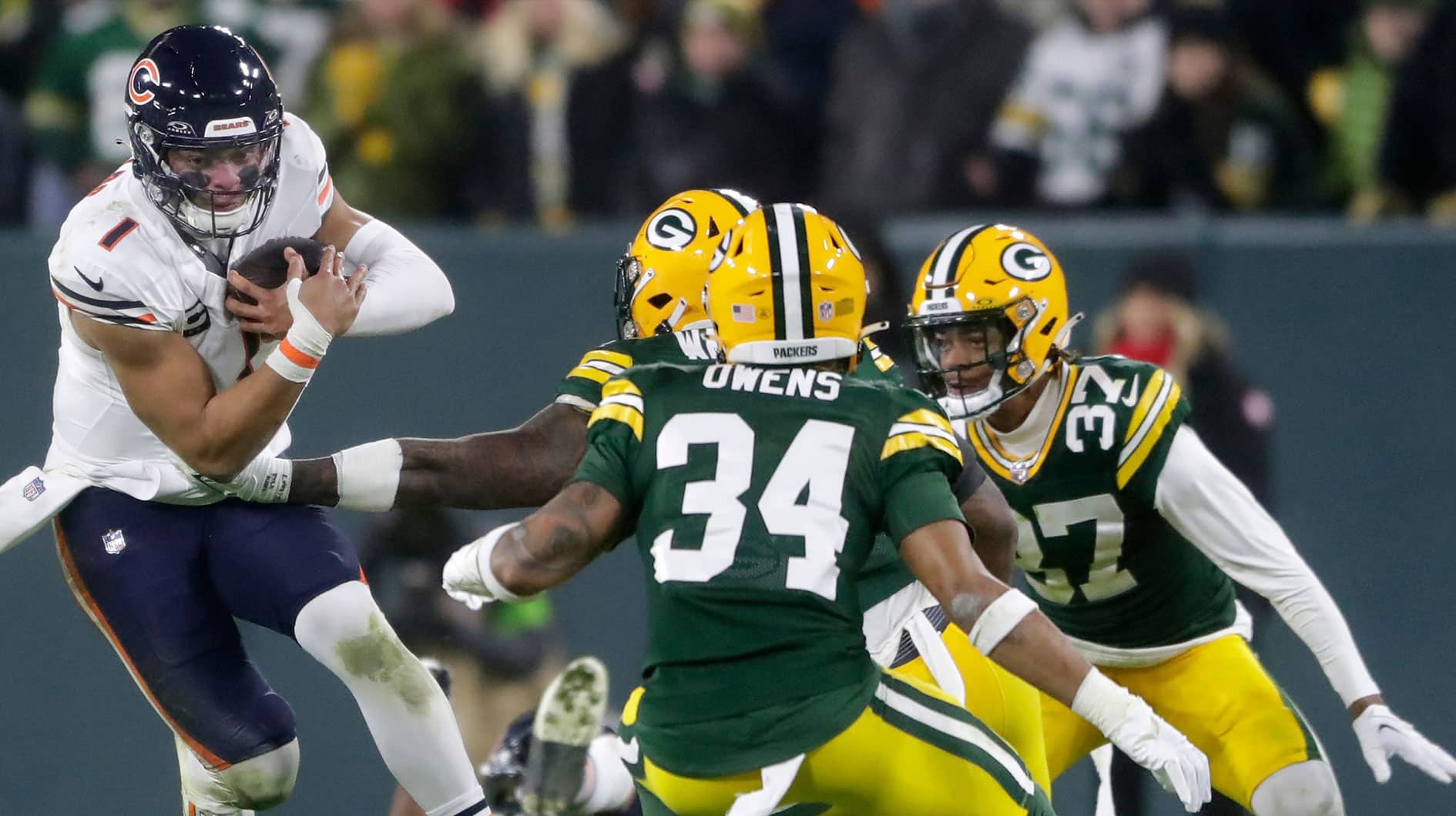 Chicago Bears quarterback Justin Fields (1) scrammbles against the Green Bay Packers during their football game