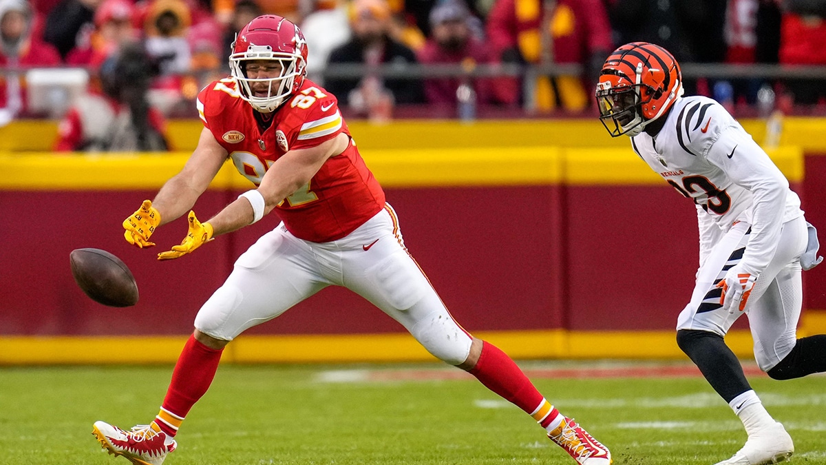 Kansas City Chiefs tight end Travis Kelce (87) is unable to catch a pass as it lands incomplete in the second quarter of the NFL Week 17