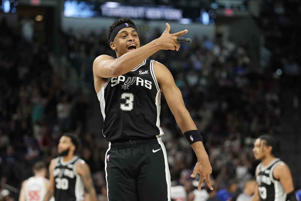 San Antonio Spurs forward Keldon Johnson (3) reacts during the second half against the New York Knicks at Frost Bank Center.