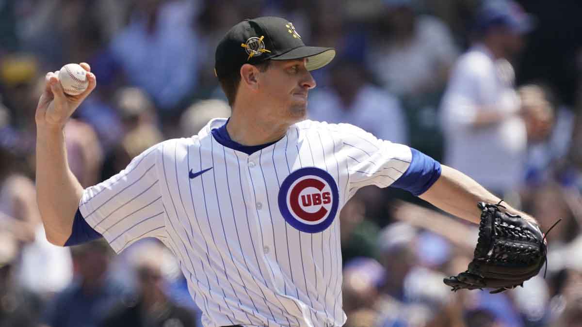Chicago Cubs pitcher Kyle Hendricks (28) throws the ball against the Pittsburgh Pirates during the first inning at Wrigley Field. 