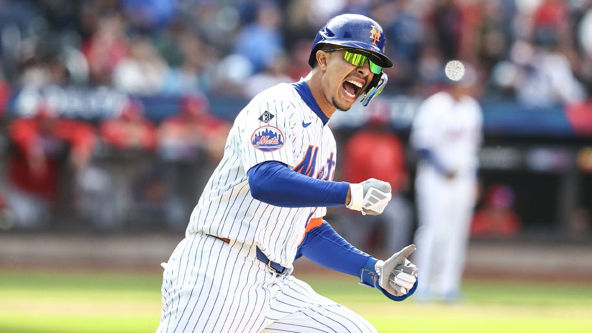 New York Mets third baseman Mark Vientos (27) hits a game winning two run home run in the 11th inning to defeat the St. Louis Cardinals 4-2 at Citi Field.