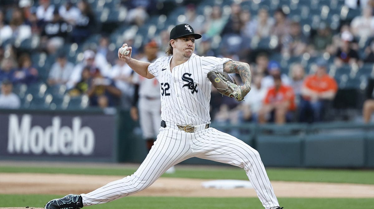 Chicago White Sox starting pitcher Mike Clevinger (52) delivers a pitch against the Baltimore Orioles during the first inning at Guaranteed Rate Field