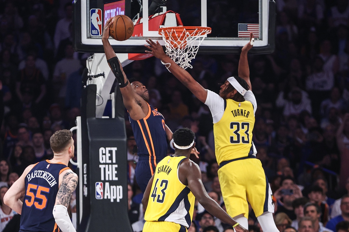 New York Knicks forward OG Anunoby (8) attempts to dunk past Indiana Pacers center Myles Turner (33)