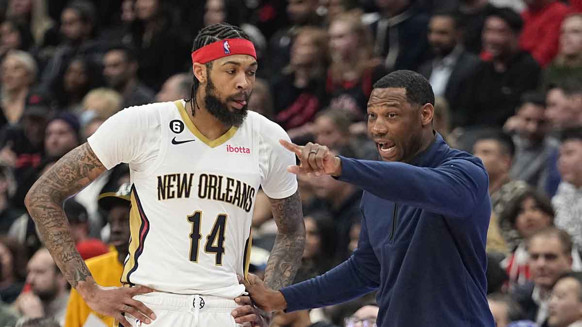New Orleans Pelicans head coach Willie Green talks to forward Brandon Ingram (14)