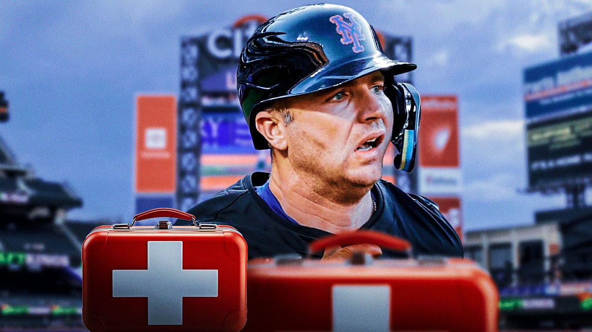 Mets Pete Alonso looks after injury during Dodgers game