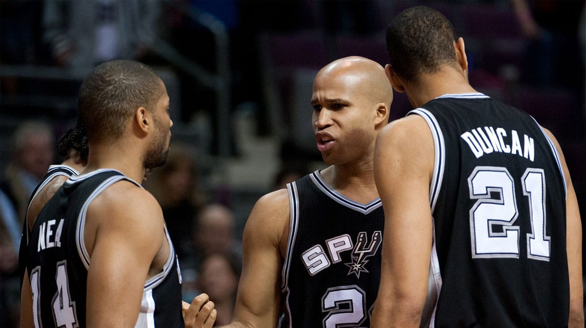 San Antonio Spurs small forward Richard Jefferson (center) talks to point guard Gary Neal (left) and center Tim Duncan (21) during the fourth quarter at The Palace. Spurs defeated the Pistons 99-95.