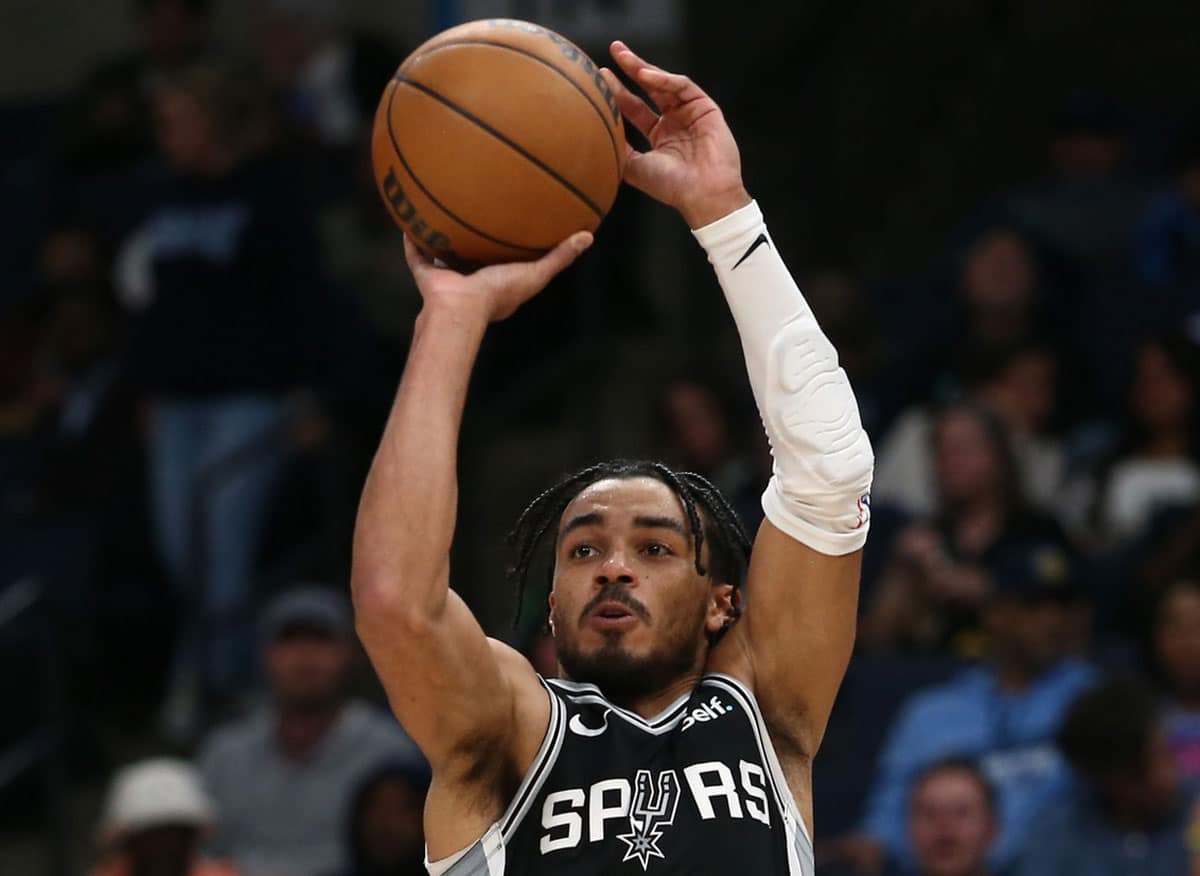 San Antonio Spurs guard Tre Jones (33) shoots during the second half against the Memphis Grizzlies at FedExForum. 