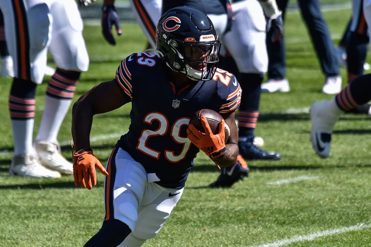 Chicago Bears running back Tarik Cohen (29) warms up before the game against the New York Giants at Soldier Field.