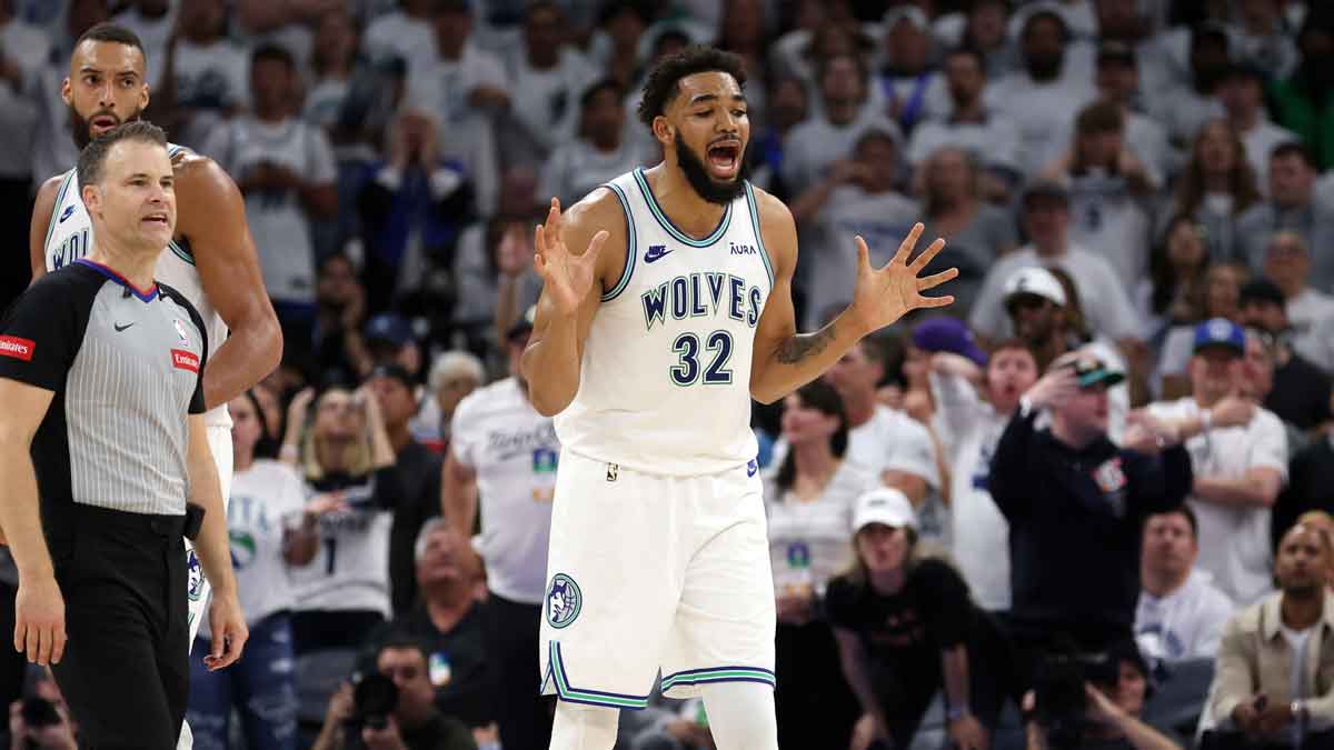 Timberwolves center Karl-Anthony Towns (32) reacts after a play against the Dallas Mavericks in the fourth quarter