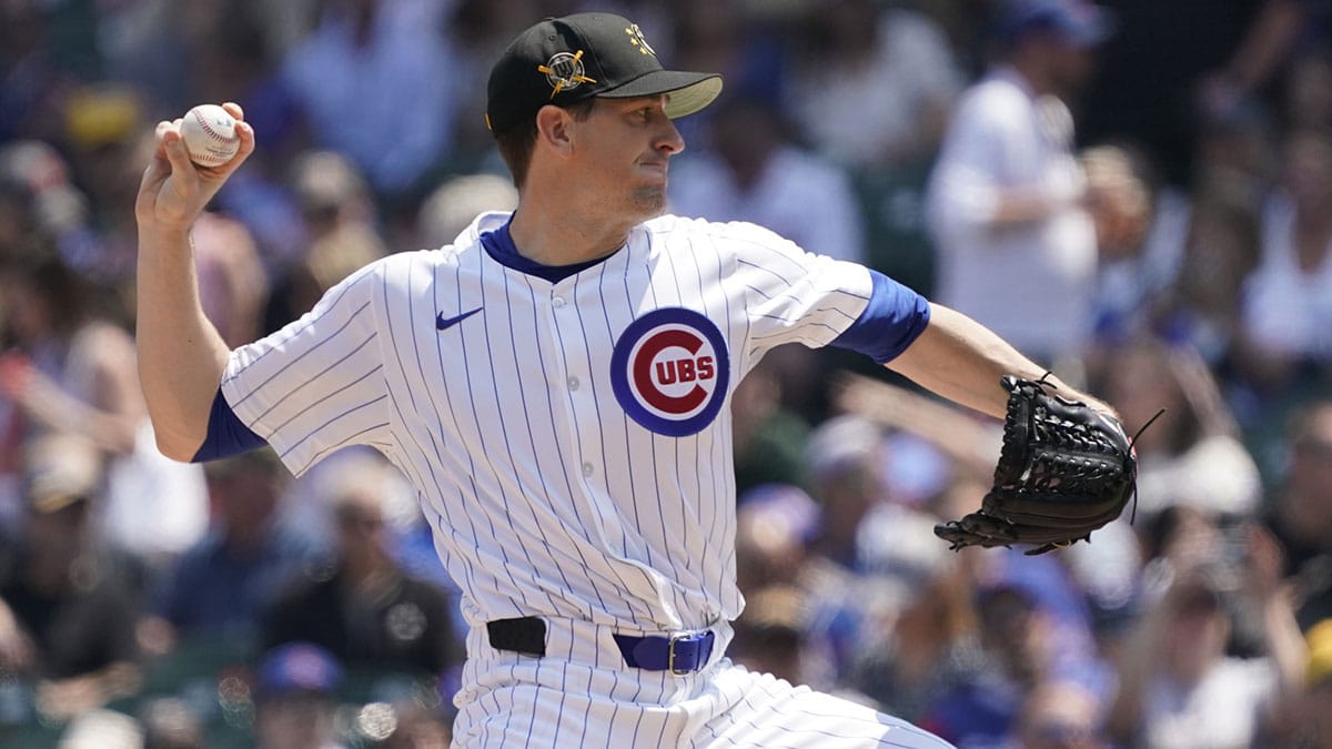 Chicago Cubs pitcher Kyle Hendricks (28) throws the ball against the Pittsburgh Pirates during the first inning at Wrigley Field.