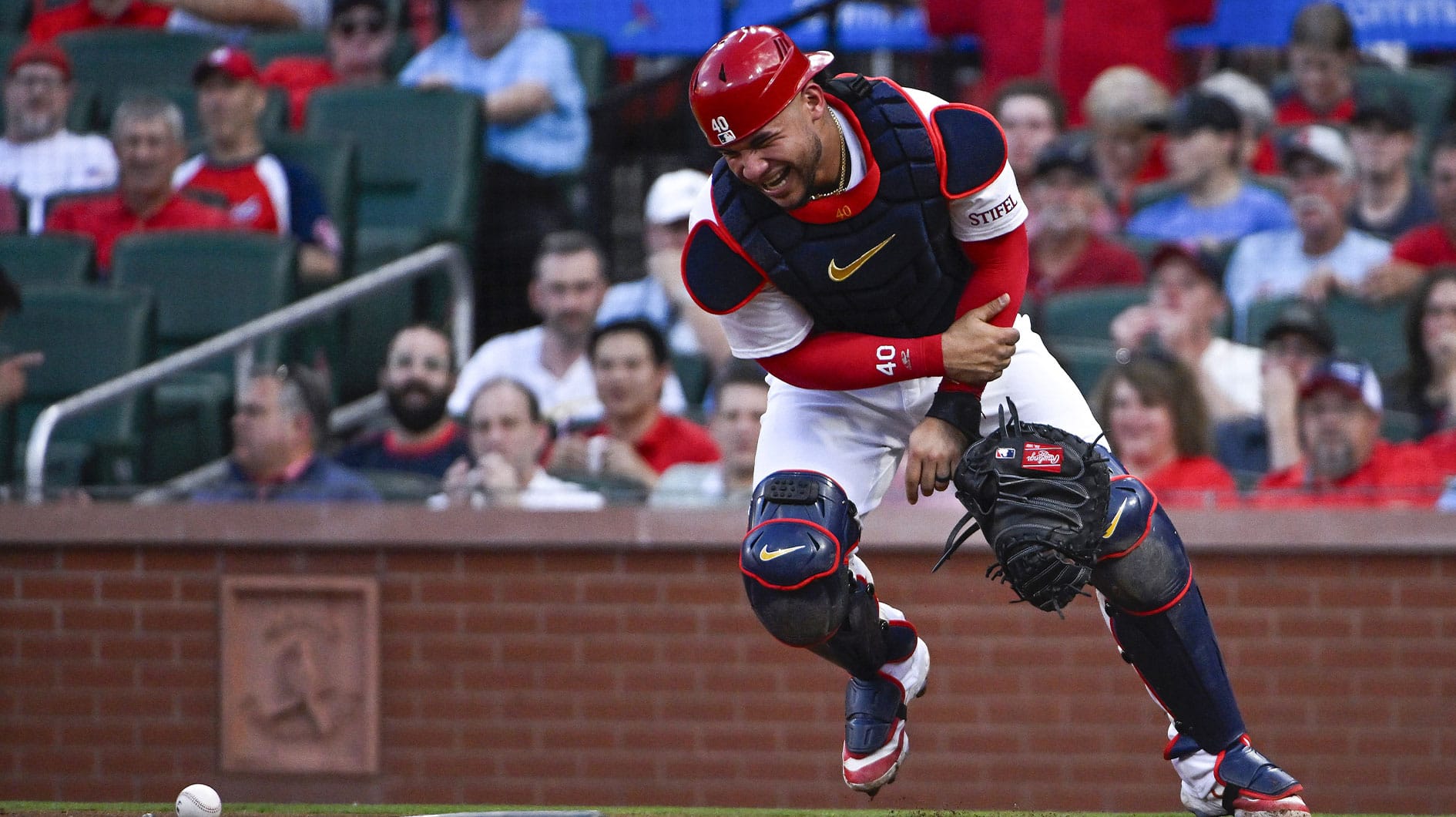 St. Louis Cardinals catcher Willson Contreras (40) reacts after fracturing his left arm during the second inning against the New York Mets at Busch Stadium