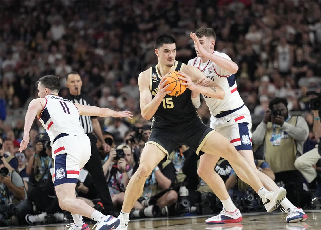 Purdue Boilermakers center Zach Edey (15) is guarded by Connecticut Huskies center Donovan Clingan (32) during the Men's NCAA national championship game at State Farm Stadium in Glendale on April 8, 2024.