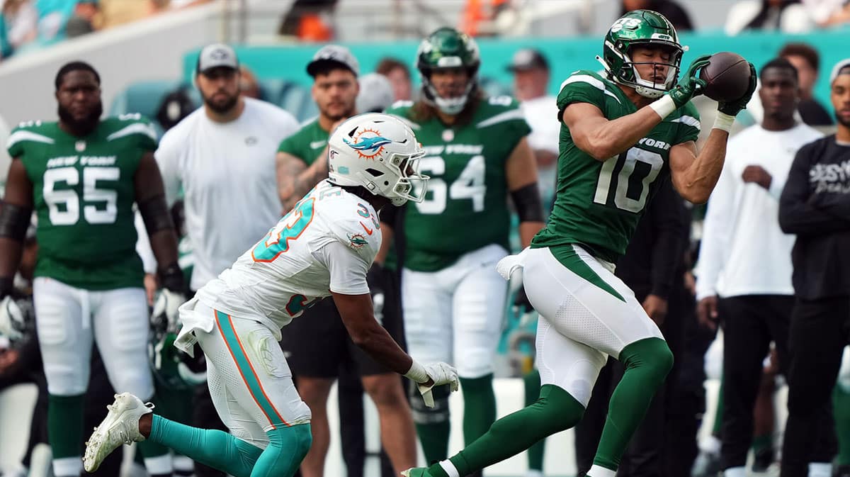New York Jets wide receiver Allen Lazard (10) makes a catch in front of Miami Dolphins cornerback Eli Apple (33) during the second half at Hard Rock Stadium.