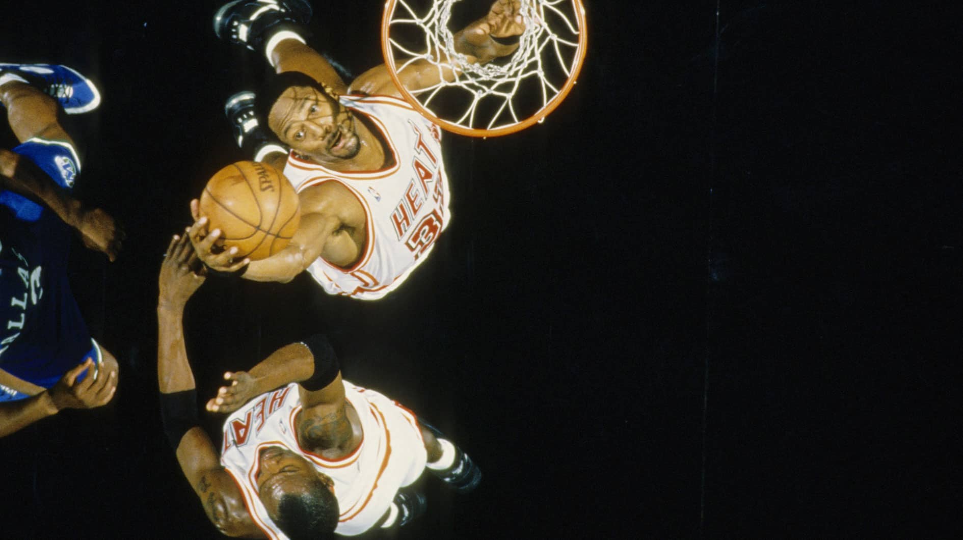 Miami Heat center Alonzo Mourning (33) grabs a rebound against the Dallas Mavericks at the Miami Arena